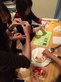 20150525_rtr_cake_making_scene みんなでケーキを作ってます!